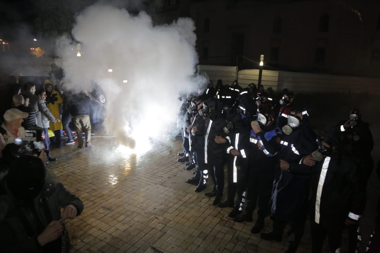 Disa herë gaz lotsjellës, por protestuesit rikthehen sërish para parlamentit