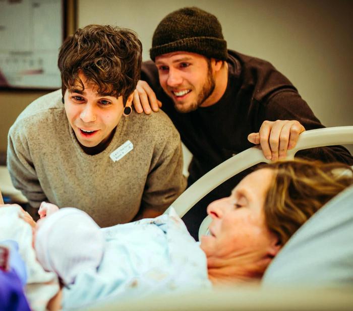 61-vjeçarja lind fëmijën e djalit të saj gay