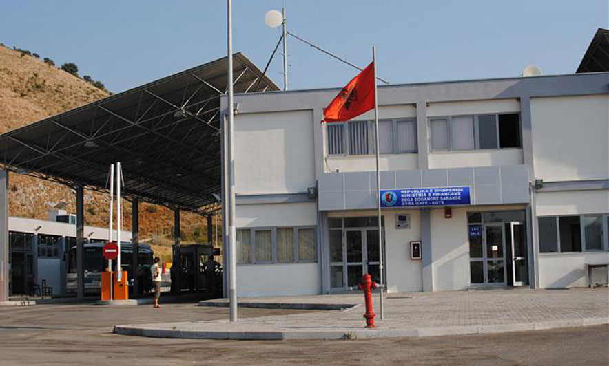 Transportonin hashash në krahë, arrestohen në kufi dy shqiptarë