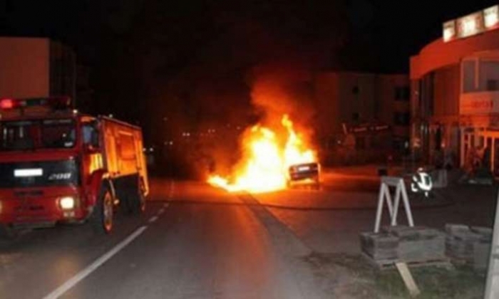 Të shtëna me armë zjarri në qytet, përfshihet nga flakët një automjet