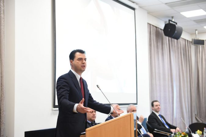 Basha premton rritjen e pagave për bluzat e bardha