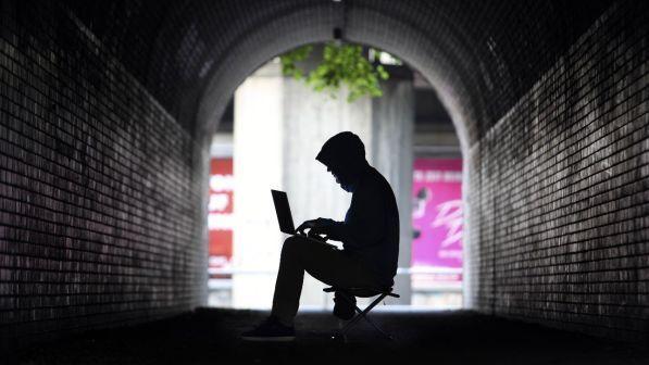 Kalonte shumë kohë në internet, 61-vjeçarja rreh keq të dashurin