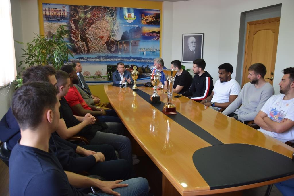 Dako takon ekipin e basketbollit Teuta, premtimi i kryebashkiakut për lojtarët nëse shpallen kampionë