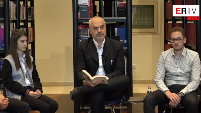 Kryeministri Rama lexon vargjet e Ismail Kadaresë në Ditën Ndërkombëtare të Librit