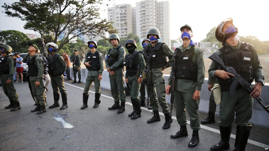 Blindat e ushtrisë së Maduros, sulmojnë opozitën në Venezuelë (VIDEO)