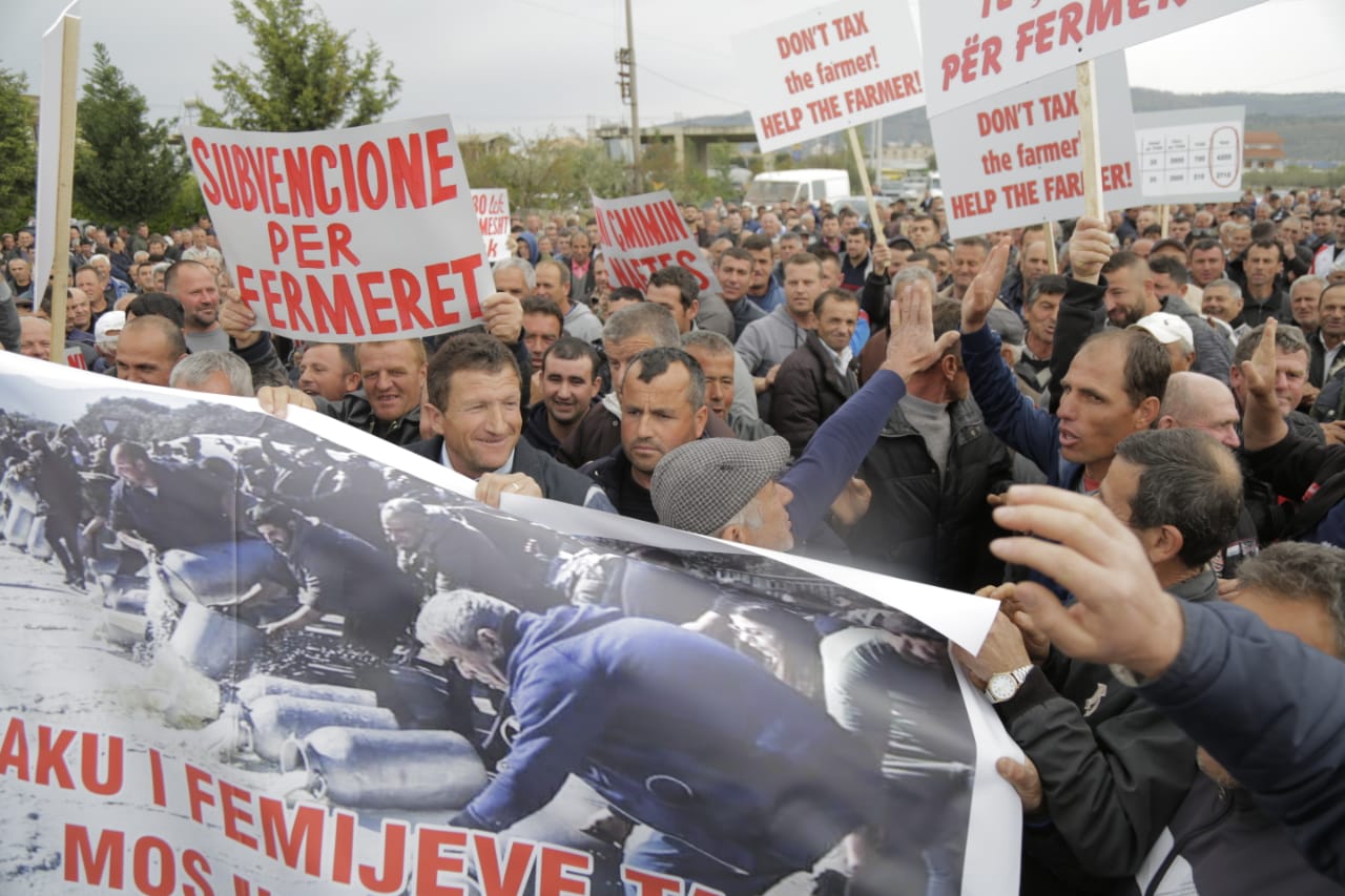 Fermerët sërish në protestë: Nafta e traktorit tim e ka çmimin njësoj si nafta e benzit tënd (FOTO)