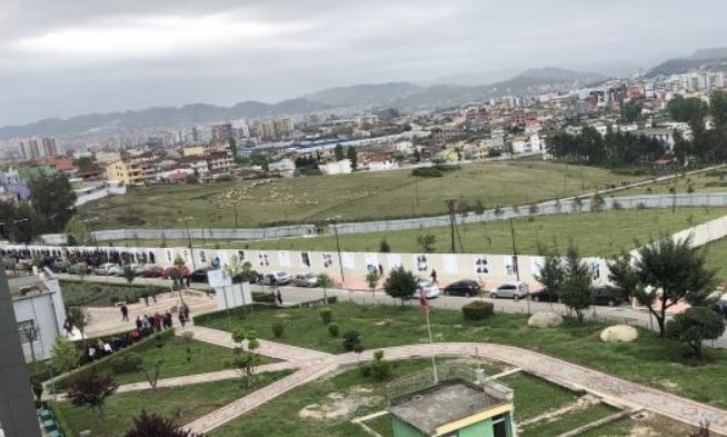 UBT tërhiqet nga pengimi i ndërtimit të shkollës: Ta lëmë Veliajn të punojë