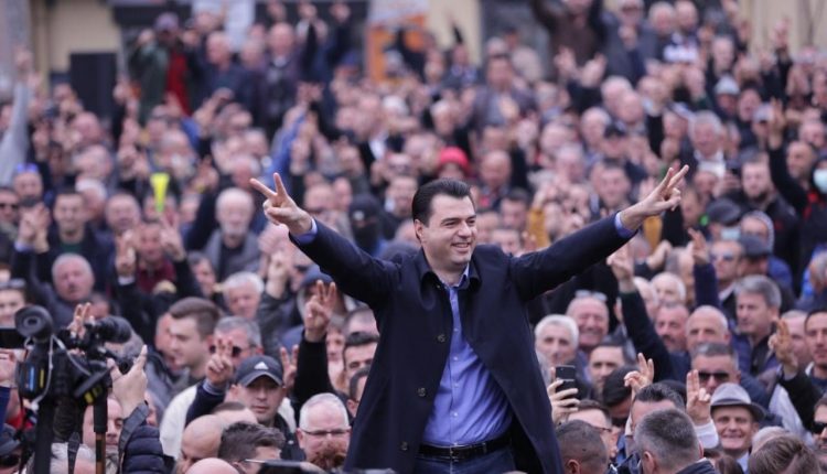 Opozita në protestë, ndërsa Basha ikën në Gjermani