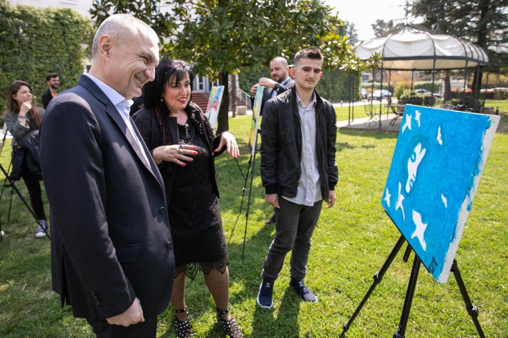 Presidenti Meta prezanton Drinin, piktorin me aftësi ndryshe (FOTO)