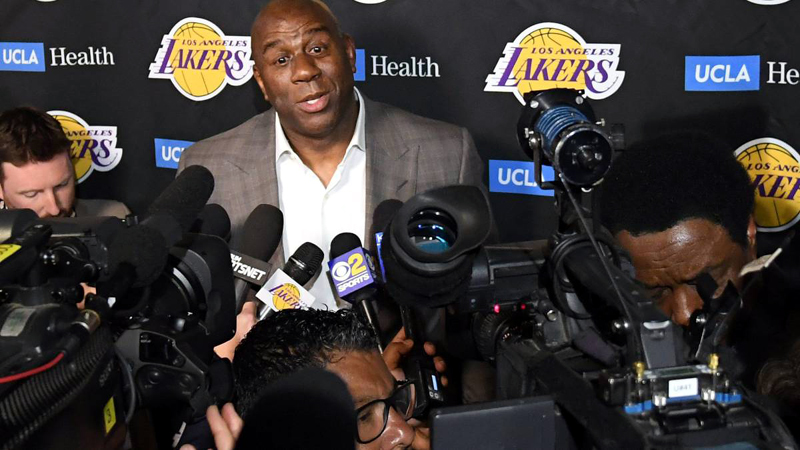 NBA, Magic Johnson jep dorëheqjen nga posti i Presidentit të Lakers: I lodhur nga thikat pas shpine