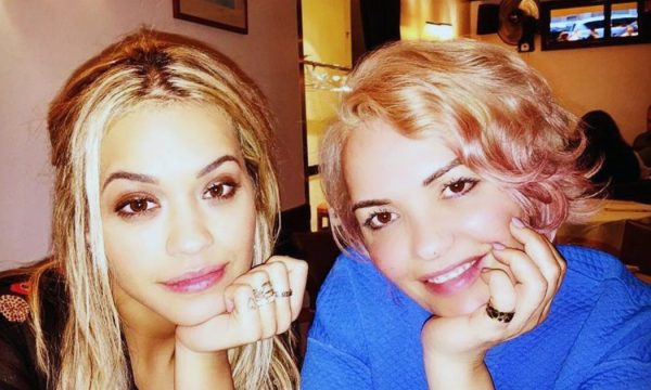 Rita Ora nis me nënën misionin e saj të bamirësisë në Kosovë