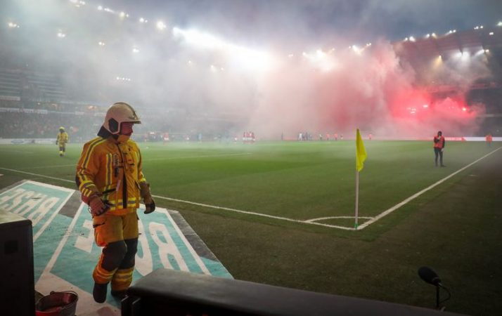 Pamje të llahtarshme nga Belgjika, tifozët “i vënë flakën” stadiumit