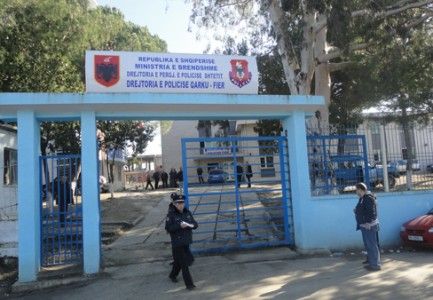 Në makinë me thikë me vete, i riu kundërshton policin dhe prangoset