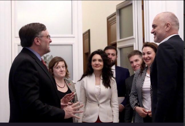 Takimi me zyrtarin amerikan, Rama jep detaje