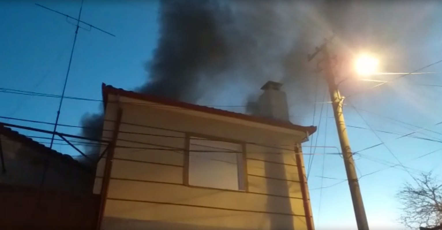 Përfshihet nga flakët një banesë dy katëshe