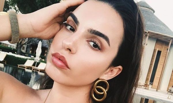 Armina Mevlani bëhet nostalgjike, tregon detaje nga fëmijëria (FOTO)