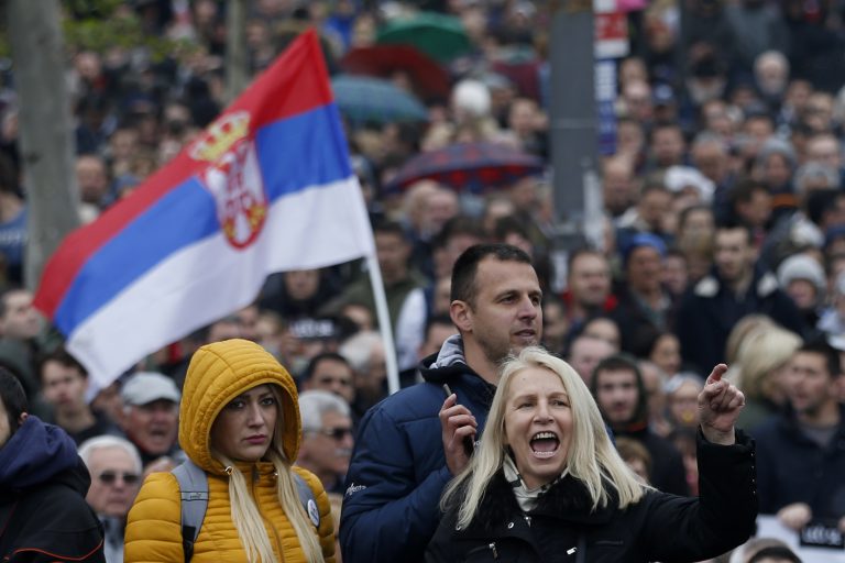 Në Beograd protestohet si në Tiranë, kërkohet dorëheqja e Vuçiç