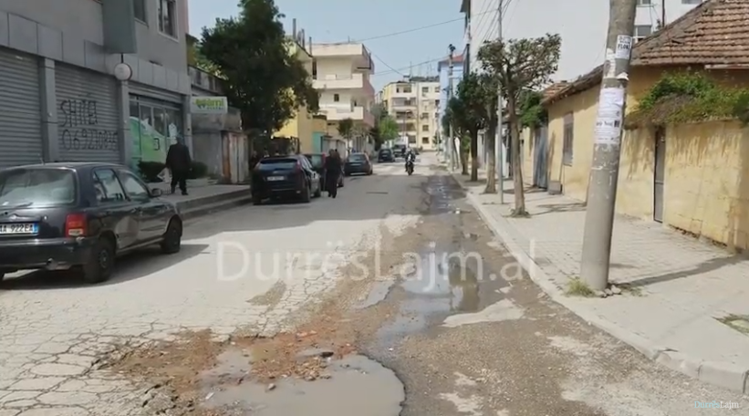 Durrës, gropa plot ujë e baltë “presin” nxënësit sapo dalin nga shkolla! (VIDEO)