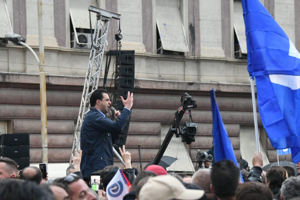 Basha në protestë: Muzgu i zi ra për Ramën, lumi i sovranit e ka rrethuar