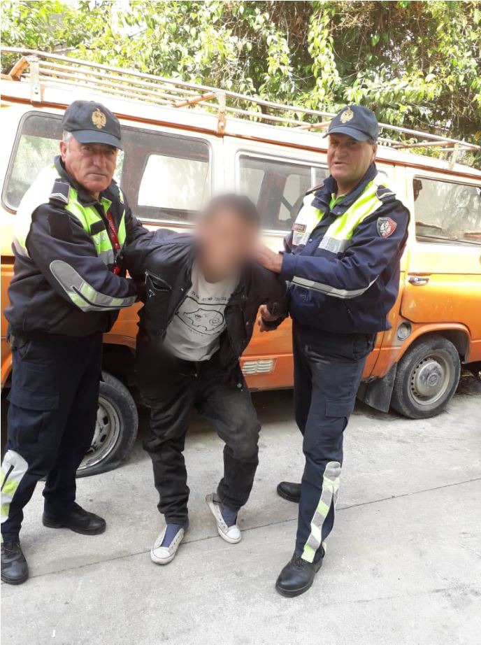 I grabiti me forcë varësen nga qafa, policia e Durrësit kap 31-vjeçarin