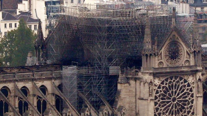 1 javë pas zjarrit, dyndje turistësh në Notre Dame