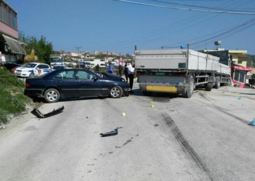 ‘Benzi’ përplaset me kamionin, një i plagosur