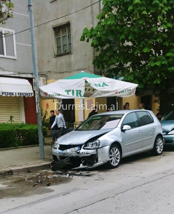 Durrës, me shpejtësi në qytet përplas dy makina të parkuara (FOTO)