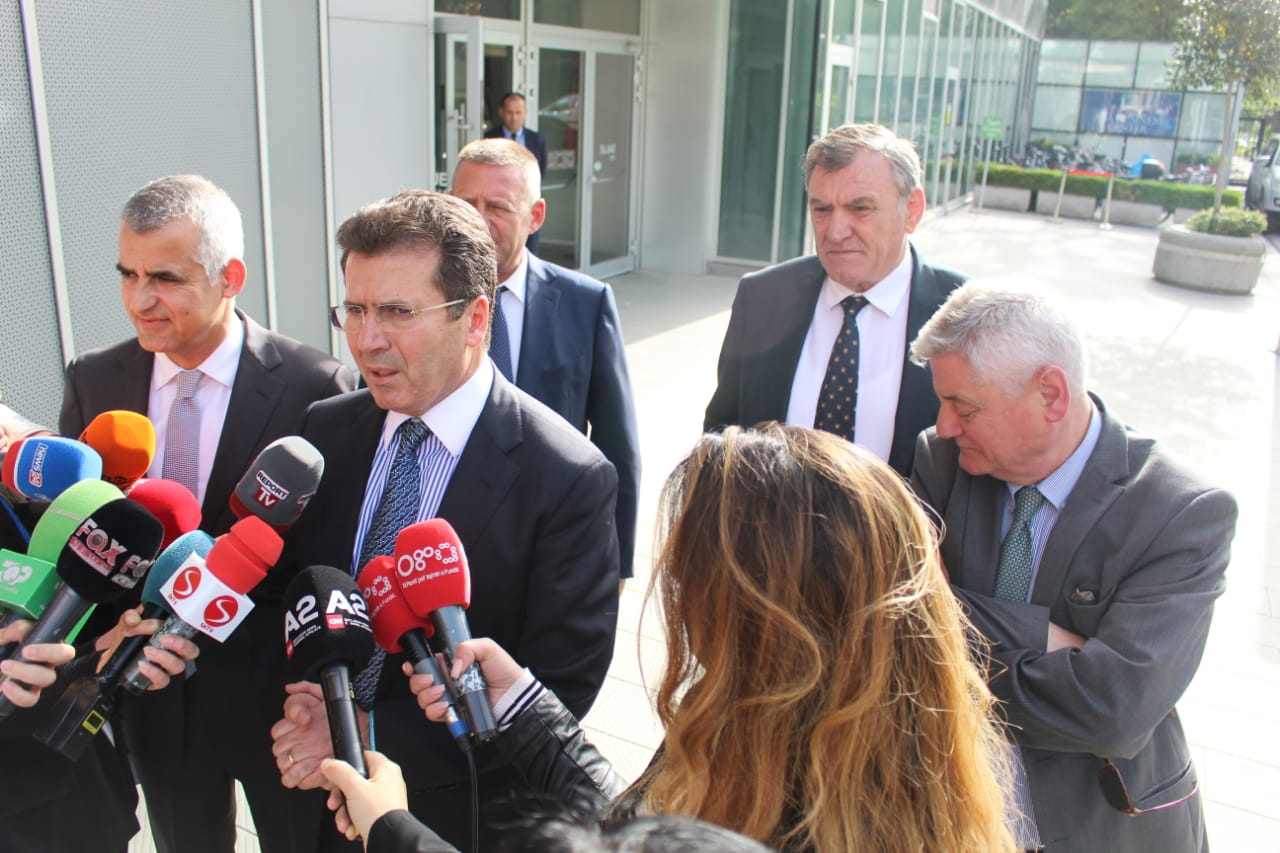 Partitë e vogla opozitare: Duam qeveri tranzitore dhe tryezë nga Presidenti