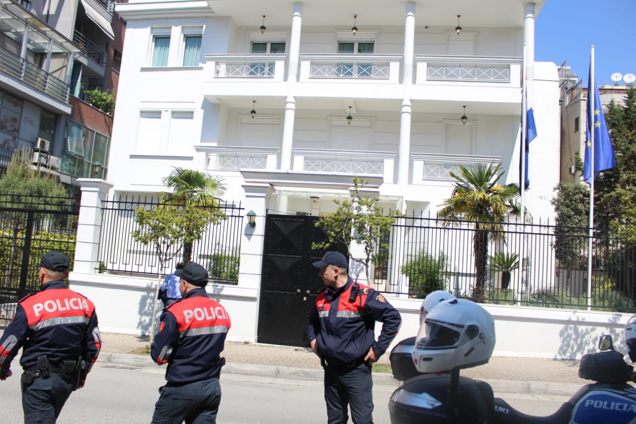 Protestë për vizat, policia rrethon ambasadën e Hollandës