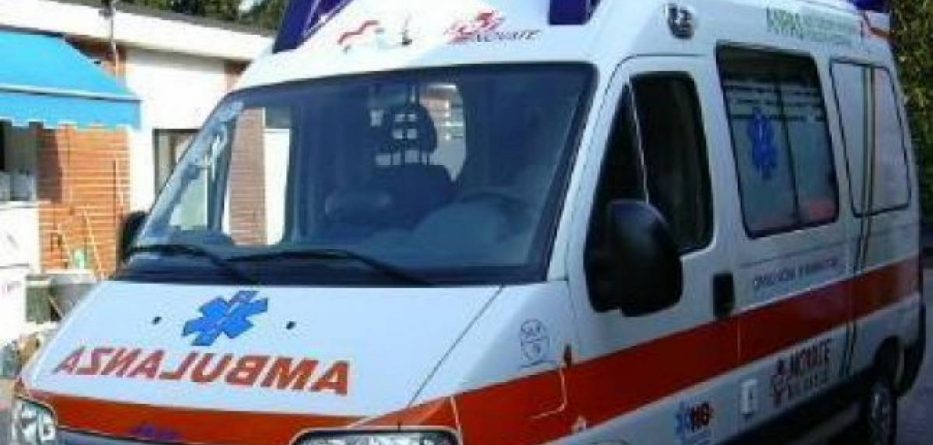Bie nga ndërtesa në rikonstruksion, vdes rrugës për në spital