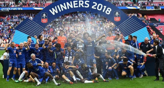 Anglia ndalon festën me shampanjë, në respekt të myslimanëve