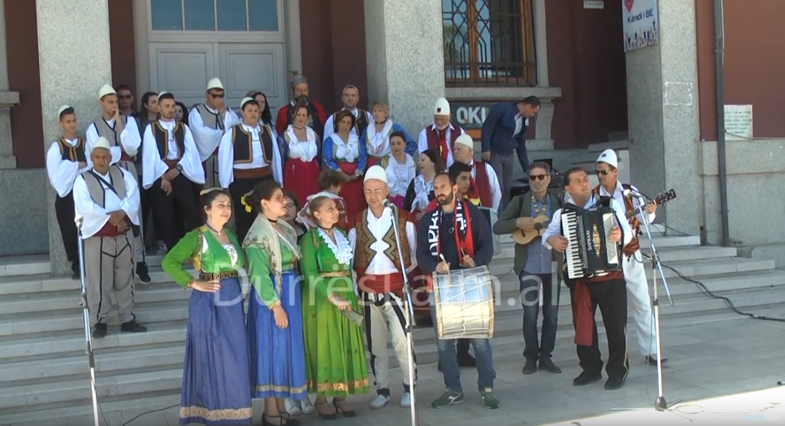 Arbëreshët koncert në Durrës, këngë e valle me veshje tradicionale (VIDEO)