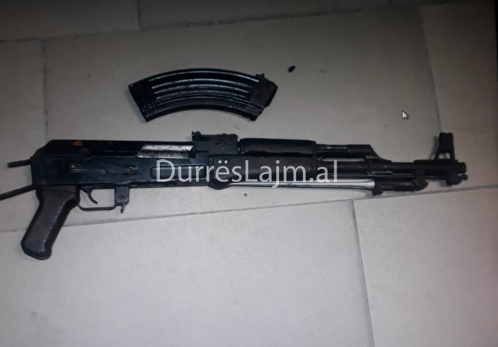 Qëllonin me armë në ajër në Durrës, kapen 3 të rinjtë