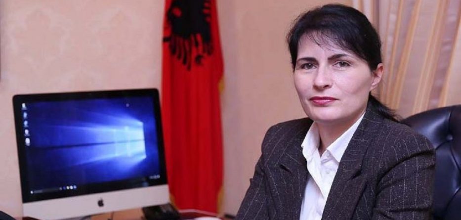 Arta Marku dorëzon kandidaturën për kryeprokurore