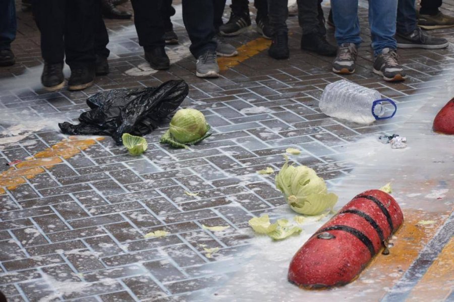 Fermerët ‘sulmojnë’ kryeministrinë me qumësht dhe domate