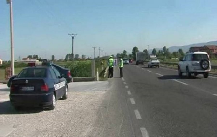 Makina përplaset me kamionin, dy të lënduar