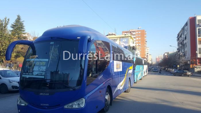 Rreth 5000 persona nga Durrësi në protestë, si po organizohet PD para nisjes