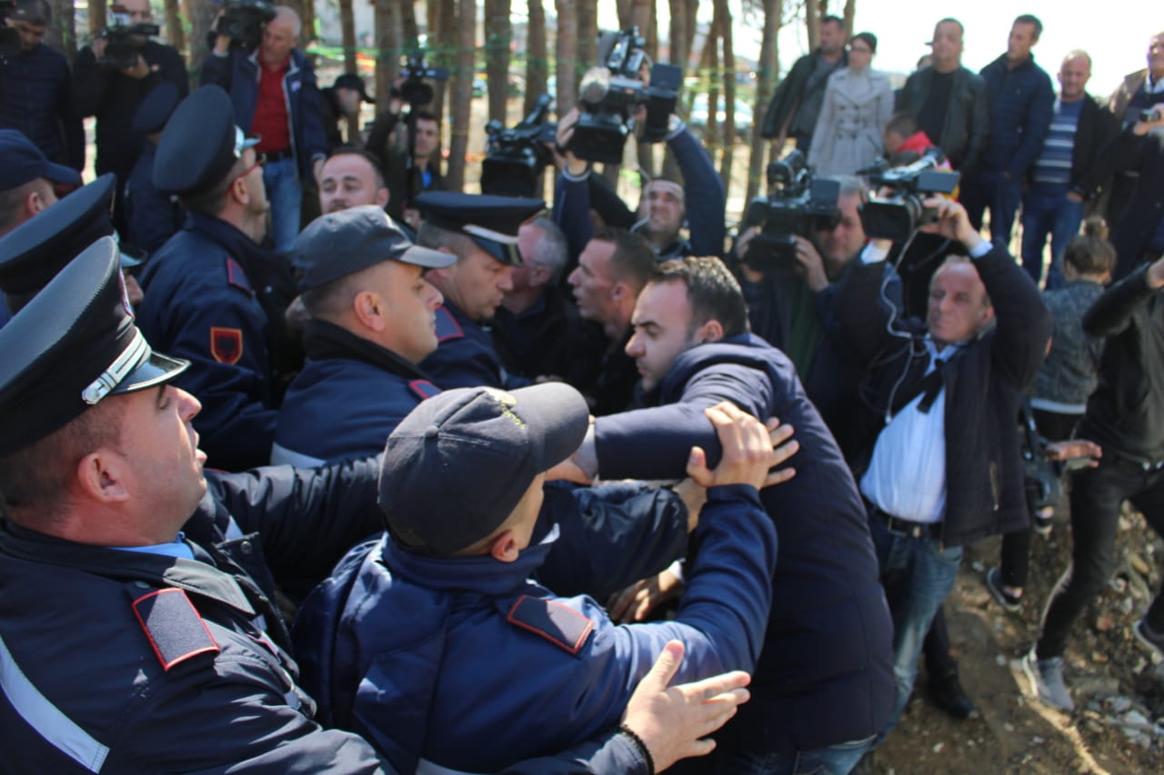 Dy ish-deputetët përplasen me policinë: Rama po dhunon qytetarët (FOTO)
