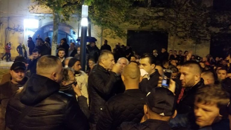 Basha deklaratë për mediat, policia i hedh gaz lotsjellës (VIDEO)