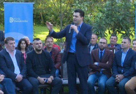 Basha takohet me të rinjtë: Largimi i Ramës është i panegociueshëm