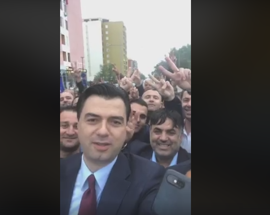 Basha pritet ngrohtë në Durrës: E fillova transmetimin nga makina (VIDEO)