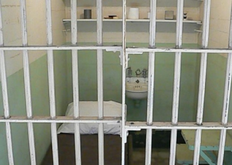 Shkon në gjendje të rëndë në spital, vdes i burgosuri