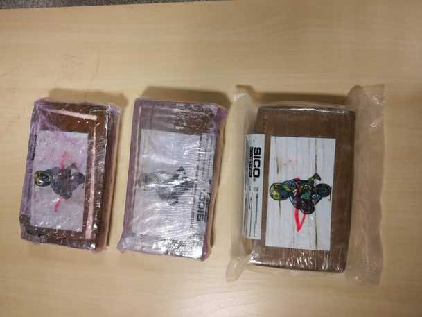 Itali, durrasku kapet me 500.000 euro kokainë në makinë