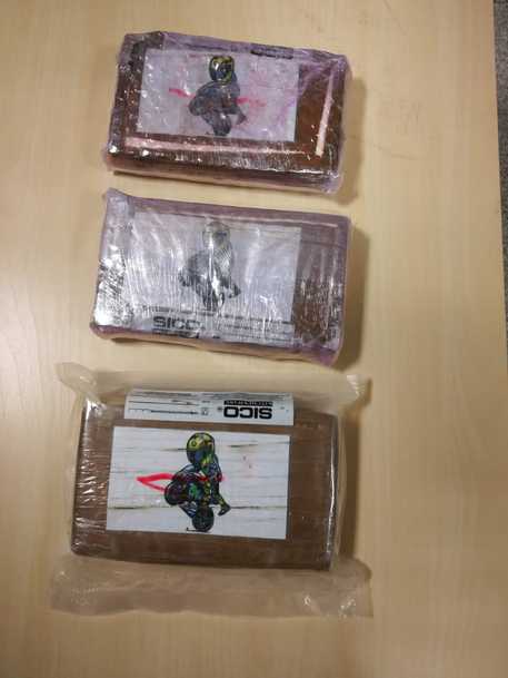 Jo vetëm i riu nga Durrësi në pranga, por edhe shoku i tij. Njëri mbante kokainën, tjetri një shumë të madhe eurosh