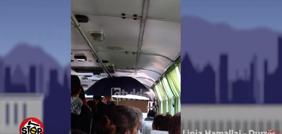 Durrës, brenda në autobus me çadër të hapur!