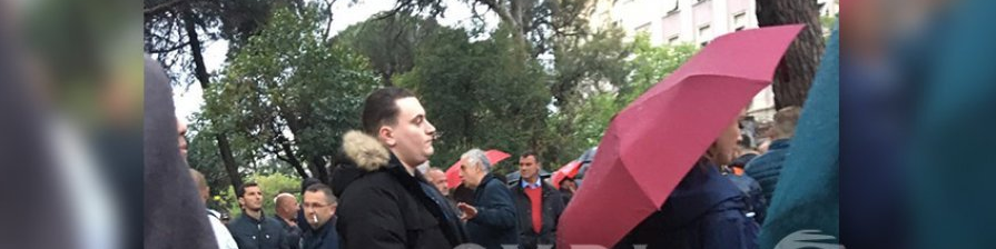 FOTOLAJM/ Djali i Sokol Olldashit vjen nga Anglia për t’ju bashkuar protestës