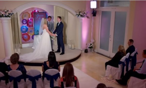 Këngëtarja e famshme befason çiftin në dasmë