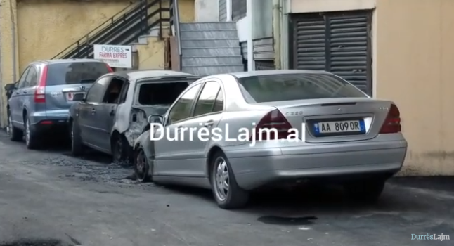 Digjen dy makina gjatë natës në Durrës (VIDEO)