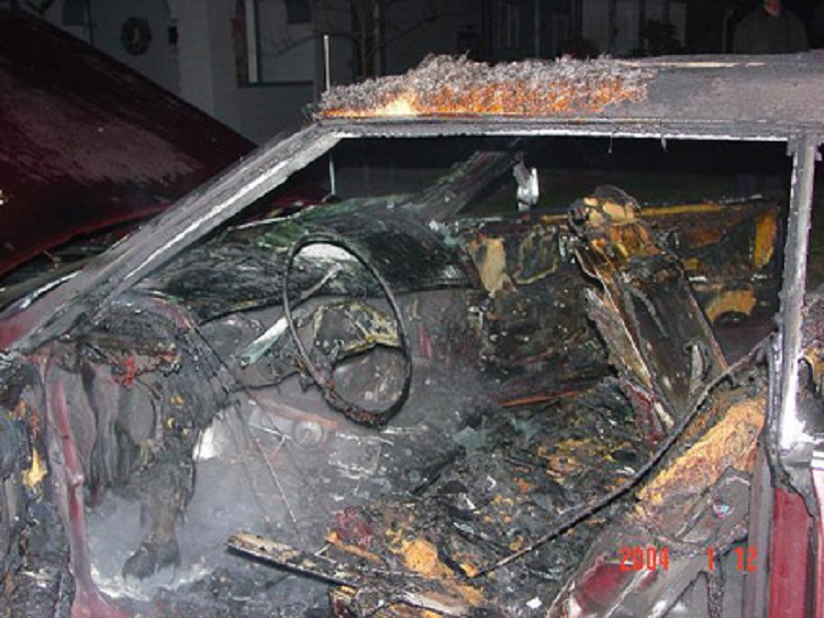 U vihet flaka dy makinave pranë Drejtorisë së Policisë, kamera fikson autorin e zjarrvënies