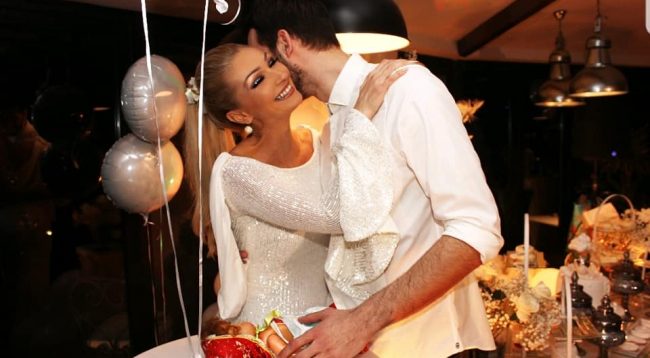 Ish-missi-i bëhet nënë për herë të parë